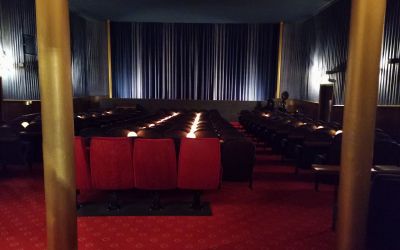 Kinosaal mit S&auml;ulen von Innen